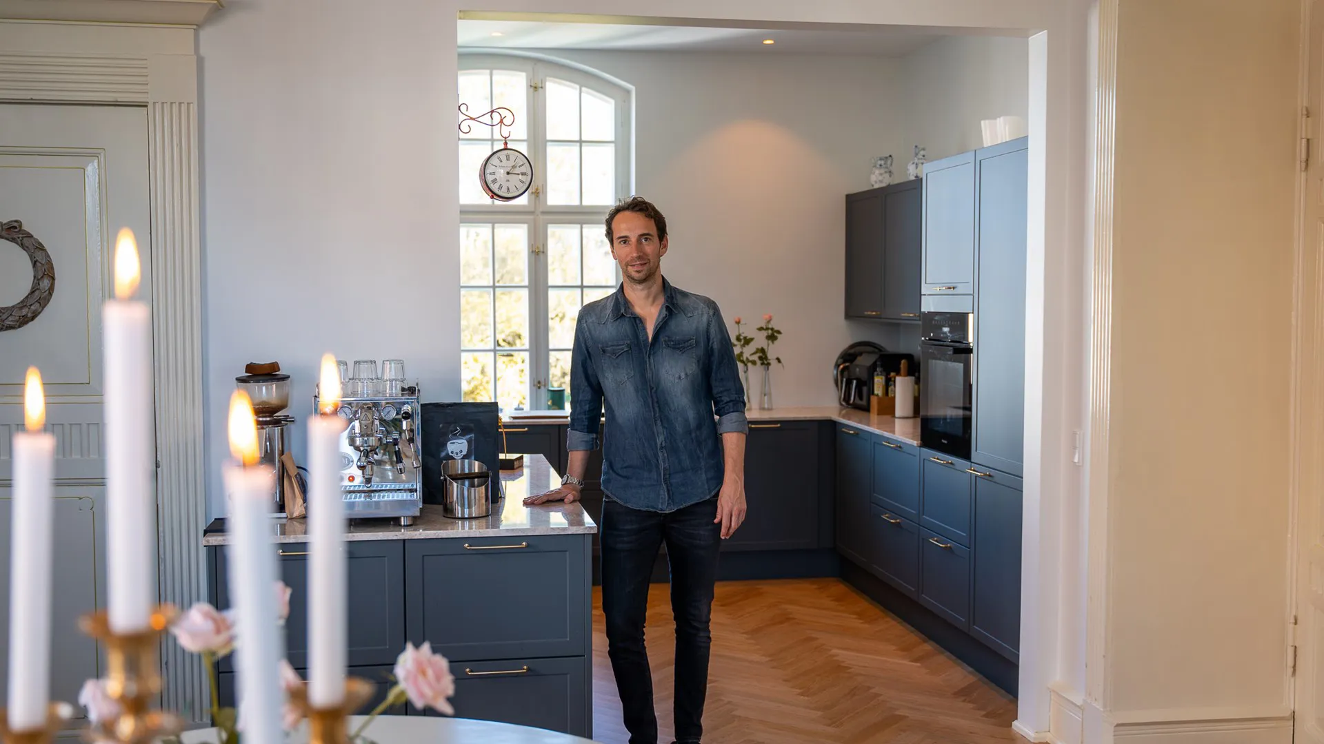 Hvordan renoverer man et køkken, uden at den oprindelige stemning og herskabelige charme forsvinder? Det handler om at finde balancen mellem fornyelse og bevaring.