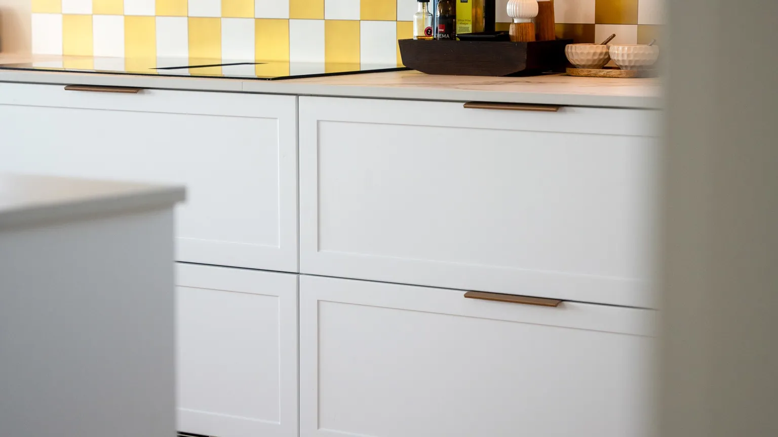 designa.koekken.staenkplade.hvidtkoekken.jpg