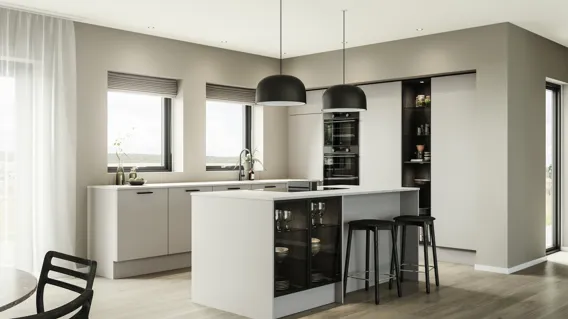 Silk by Designa i sand kombineret med Classic by Designa vitrine med sort ramme