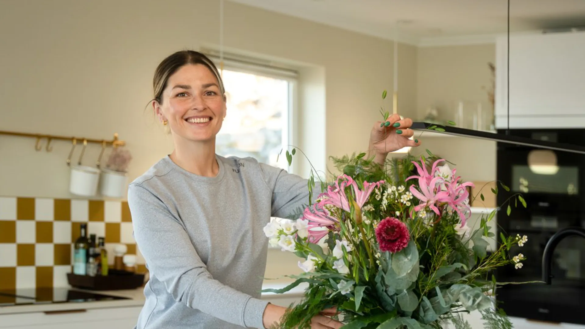 Nu, som mor, er det også her, hun vælger at plante rødderne for sin egen familie.