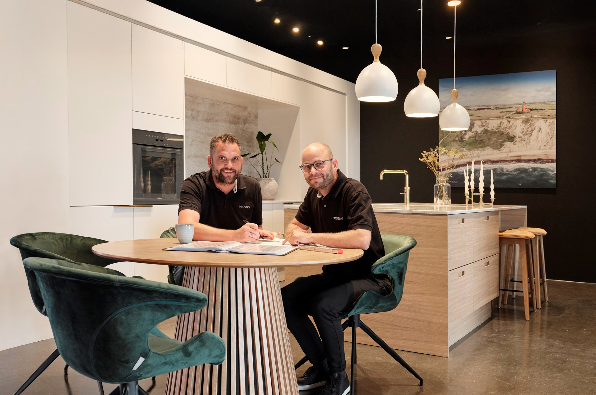 Med mange års erfaring forstår vi, at rejsen fra idé til et færdigt køkken kan virke overvældende. Vi guider dig trygt gennem hele processen.